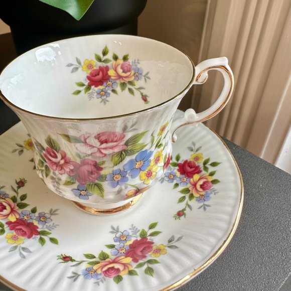 Vintage (1960s) Elizabethan Pink and Yellow Roses Teacup & Saucer - Picture 2 of 7